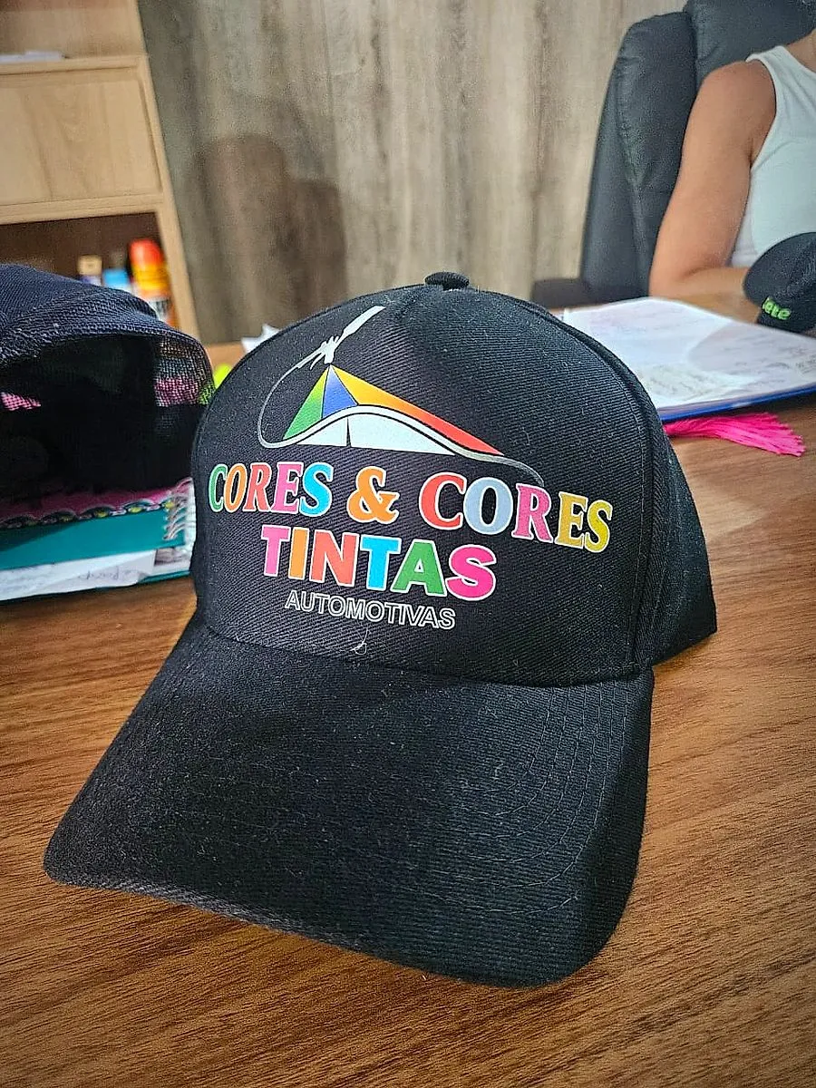 Boné preto com logo colorida de loja de tintas automotivas