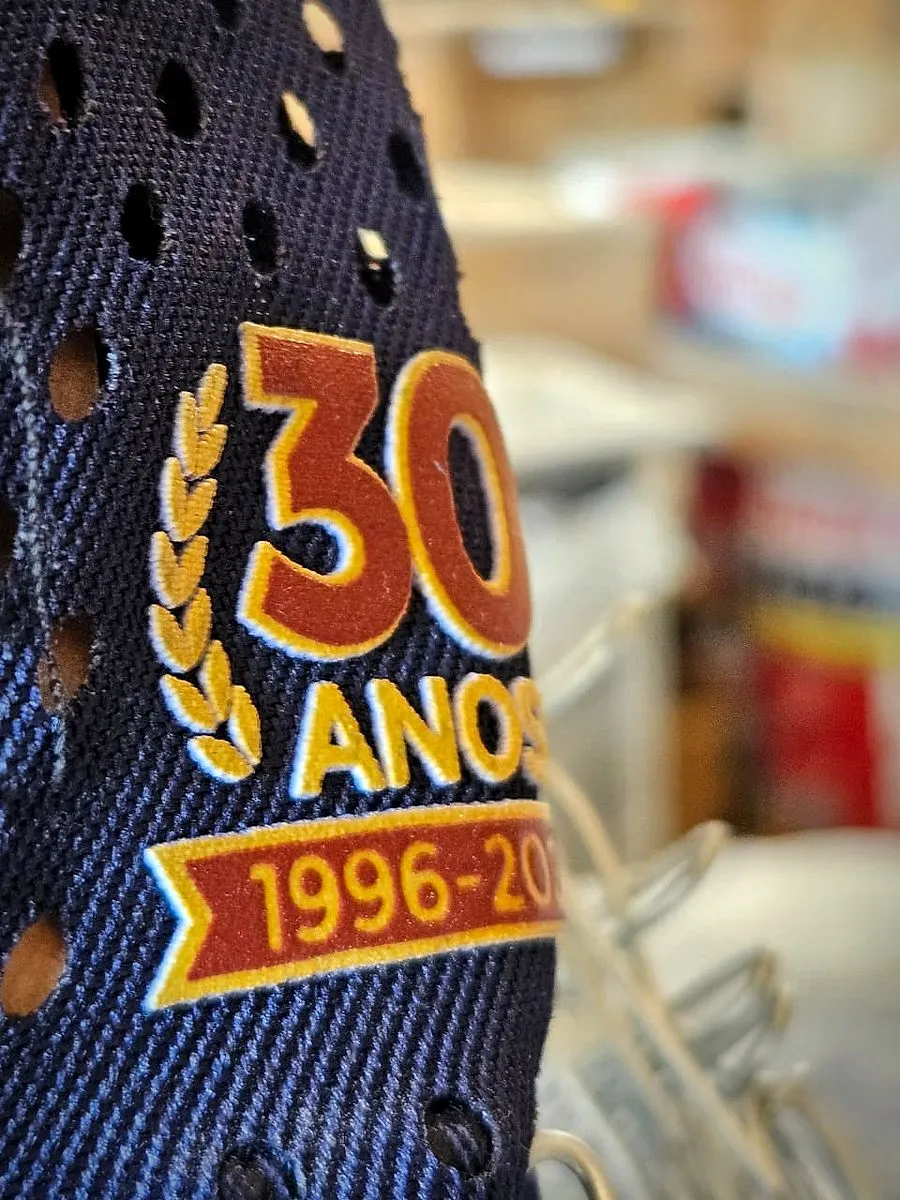 Detalhe de estampa em alta definição em boné de 30 anos de empresa