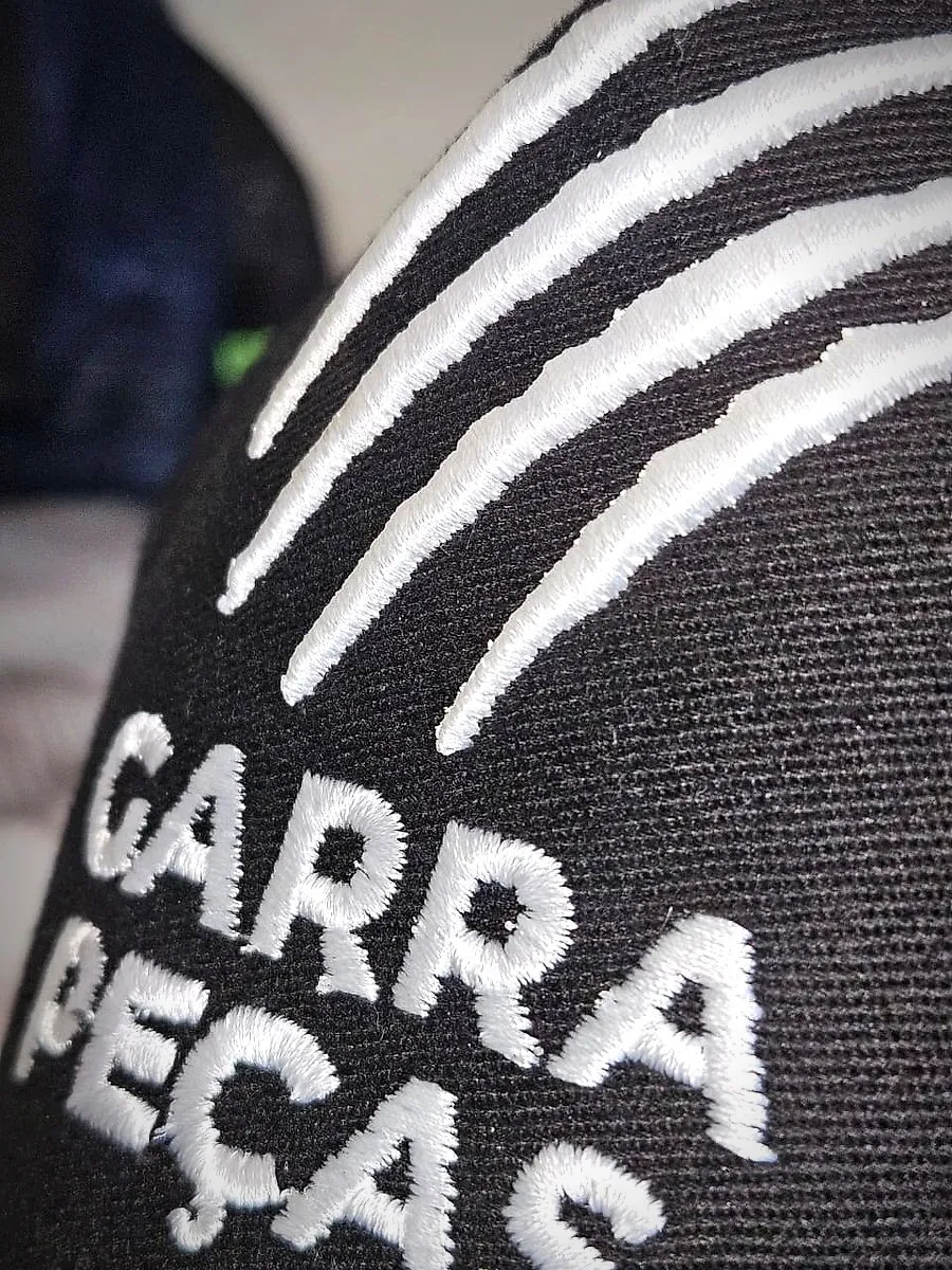 Detalhe de bordado em relevo em boné preto