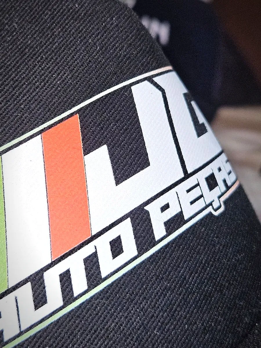 Detalhe de silk em boné de loja de autopeças
