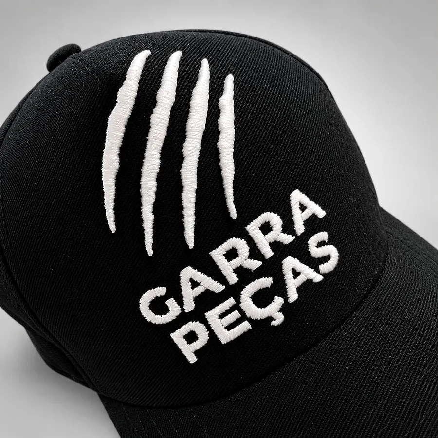 Detalhe do bordado em relevo em boné preto