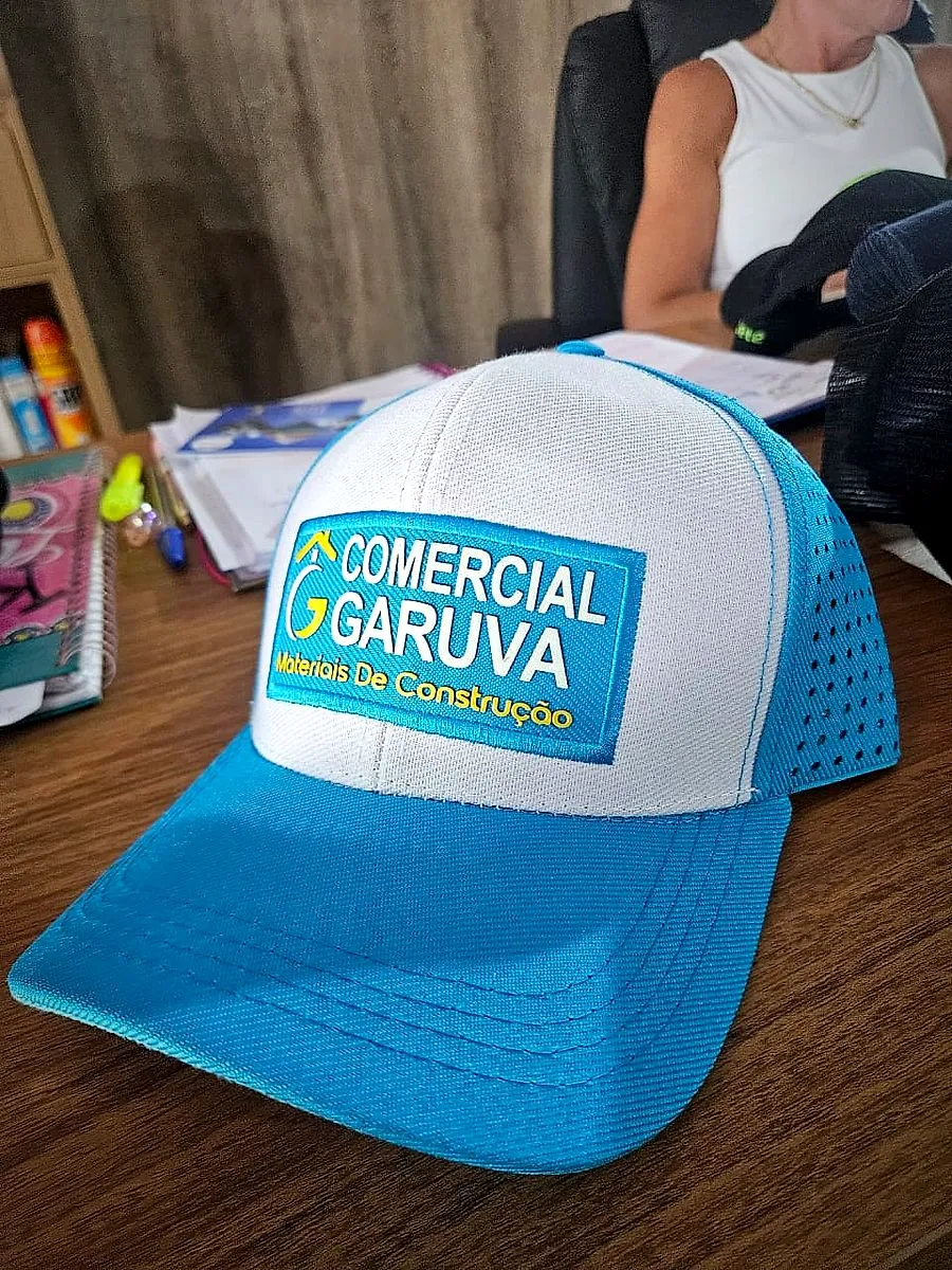 Boné branco e azul com patch, para uma loja de materiais de construção