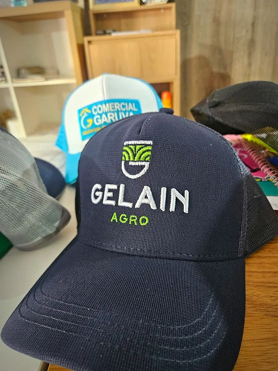 Boné azul-marinho com logo bordada de empresa do agro