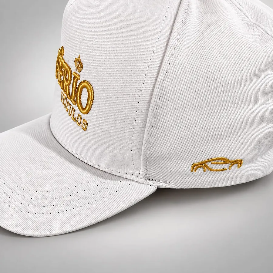 Lateral de boné branco com bordado dourado