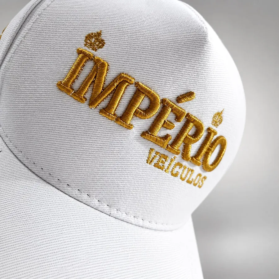 Boné branco com bordado dourado em relevo