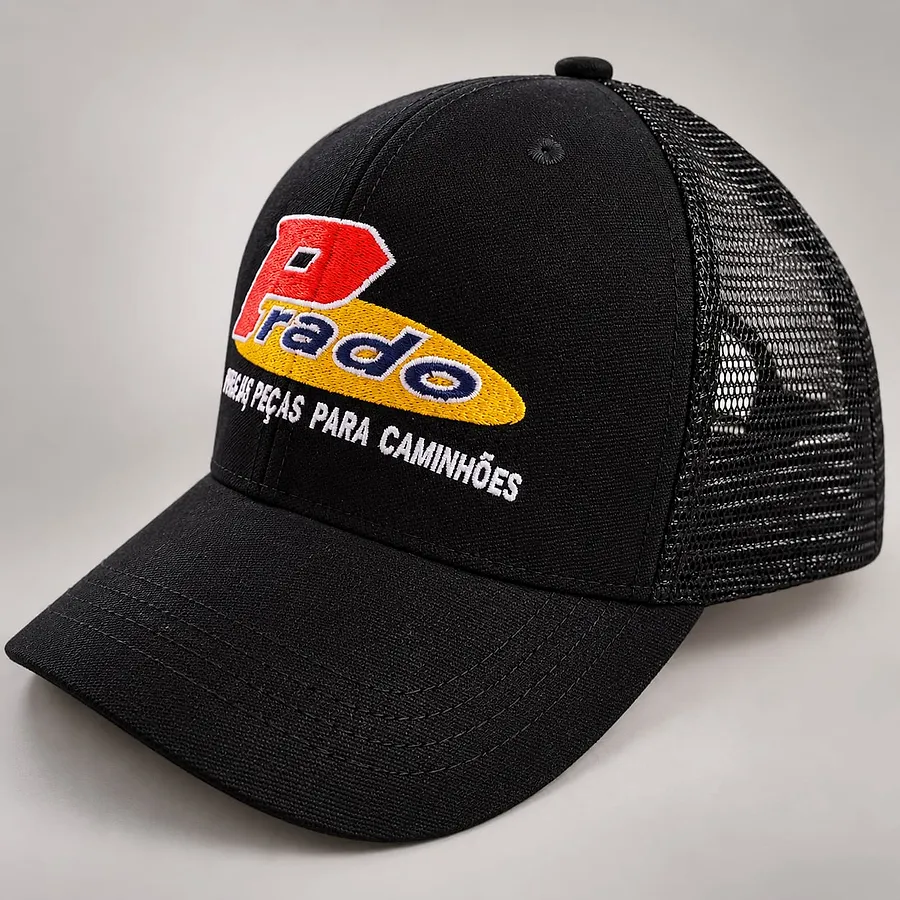 Boné preto com tela e logo bordada de distribuidora de peças