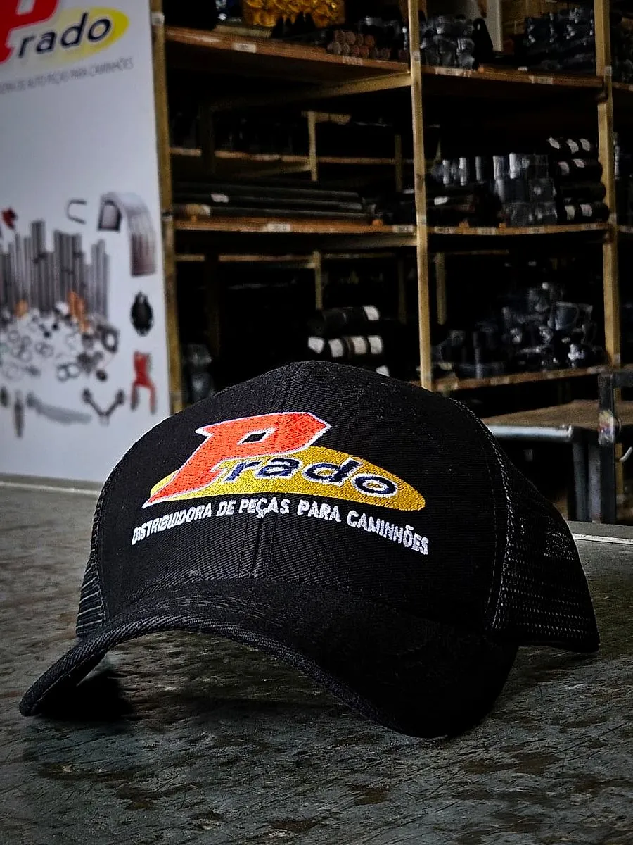 Boné preto com logo colorida bordada